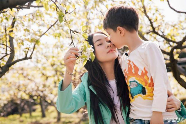 成毅:一个把土掉渣的花衣服穿出清冷感的男人